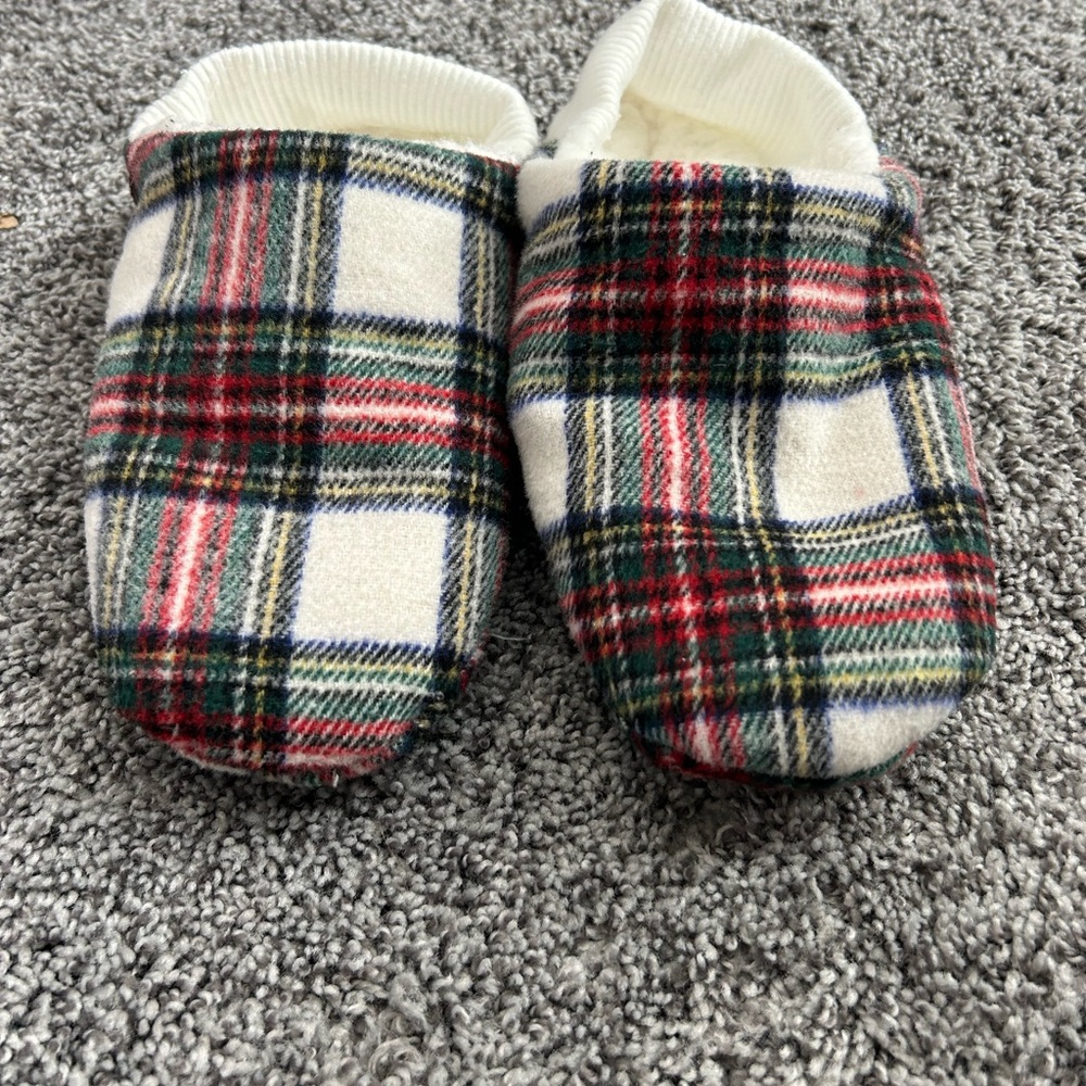 Women’s plaid slippers with cozy shearling